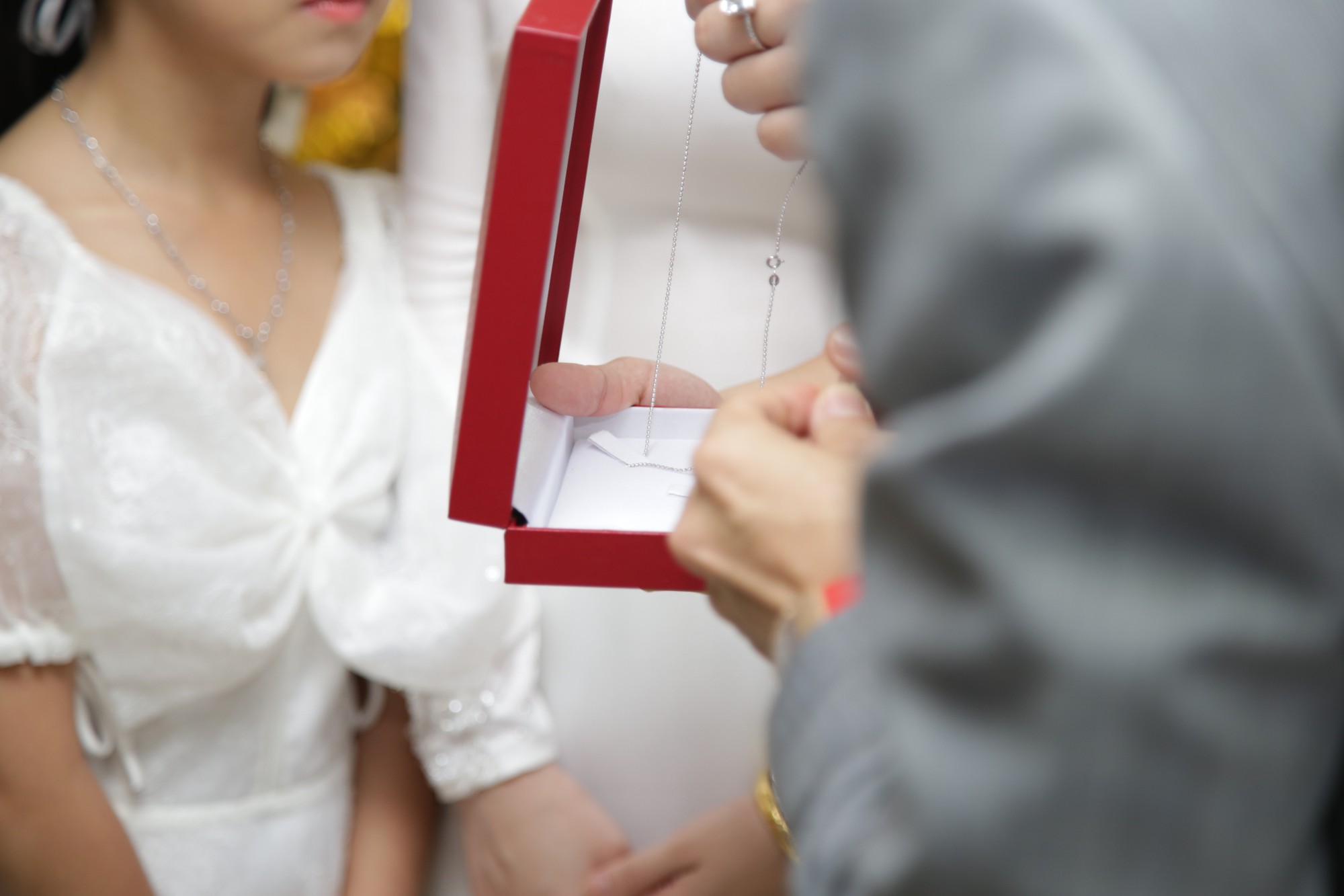 HOT: Toàn cảnh lễ đưa dâu toàn siêu xe hơn 100 tỷ của con gái đại gia Minh Nhựa, quà cưới toàn vàng, kim cương đeo đỏ tay-24