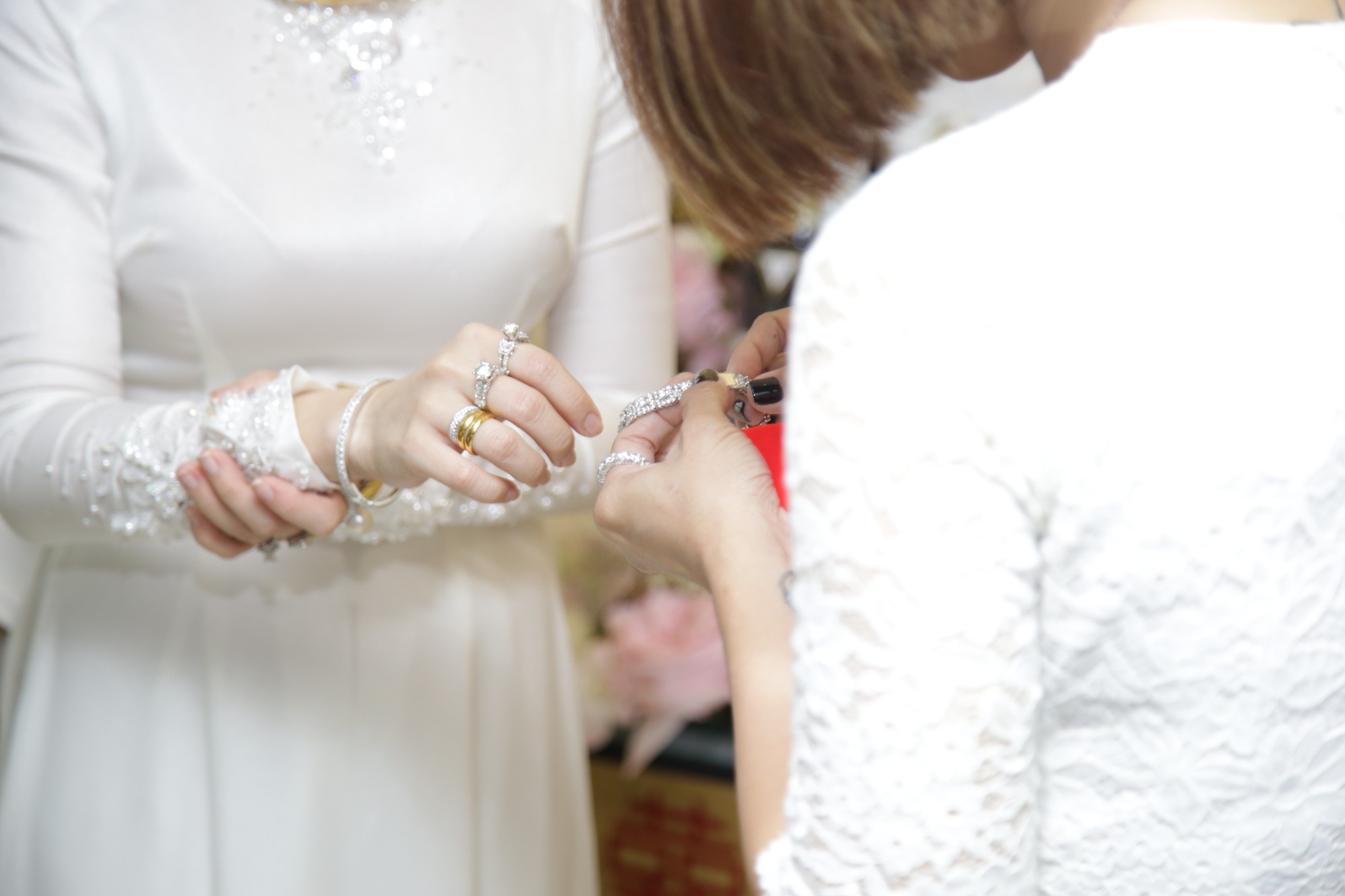 HOT: Toàn cảnh lễ đưa dâu toàn siêu xe hơn 100 tỷ của con gái đại gia Minh Nhựa, quà cưới toàn vàng, kim cương đeo đỏ tay-22