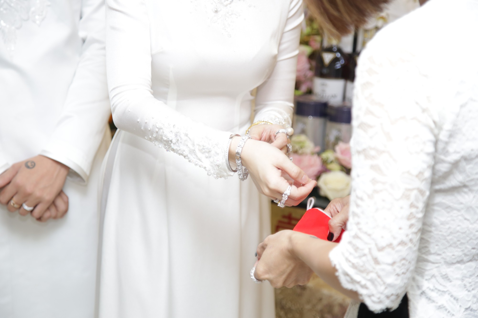 HOT: Toàn cảnh lễ đưa dâu toàn siêu xe hơn 100 tỷ của con gái đại gia Minh Nhựa, quà cưới toàn vàng, kim cương đeo đỏ tay-21