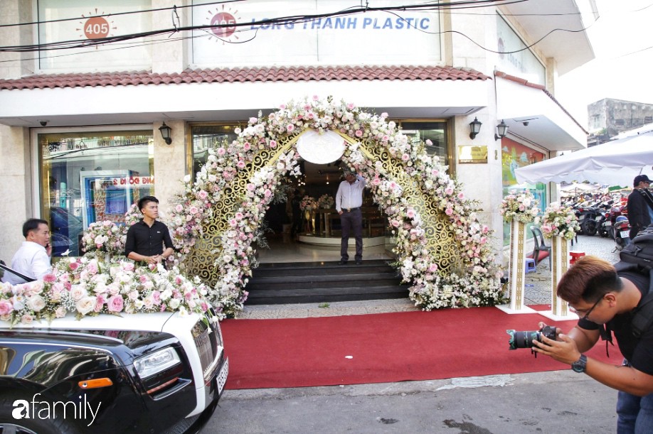 HOT: Toàn cảnh lễ đưa dâu toàn siêu xe hơn 100 tỷ của con gái đại gia Minh Nhựa, quà cưới toàn vàng, kim cương đeo đỏ tay-4