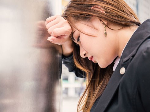 Tỉnh dậy sau khi ngã lên giường sếp, tôi vơ quần áo định bỏ chạy thì sếp ôm chặt và nói một câu làm mặt tôi đỏ bừng