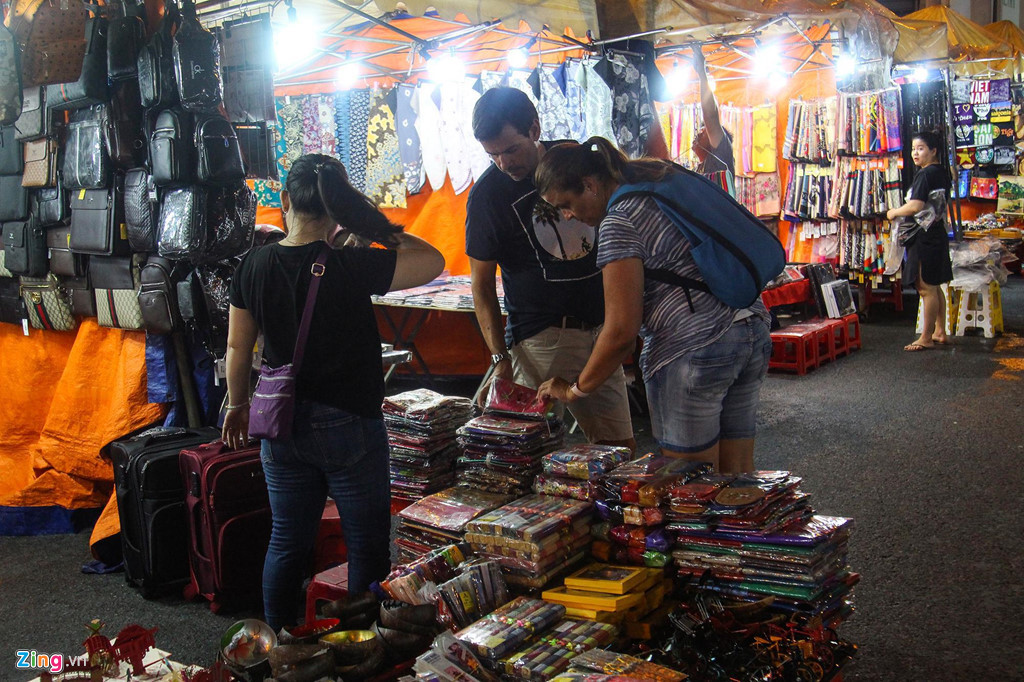 50 triệu/tháng thuê sạp, tiểu thương chợ đêm Bến Thành kiếm lời ra sao-1