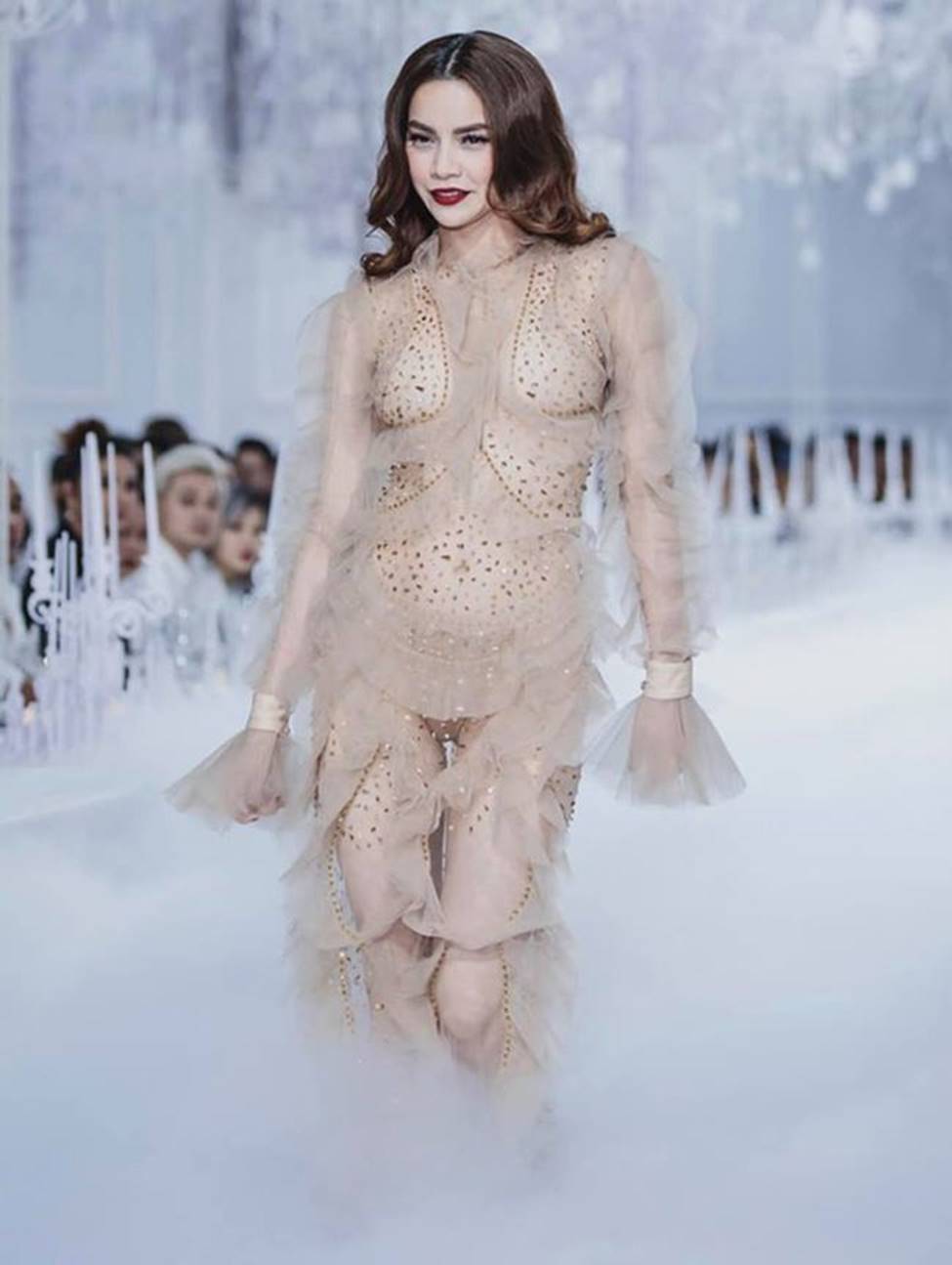 Mai Phương Thúy, Hồ Ngọc Hà gây hiểu lầm tai hại vì áo, bikibi màu da-6