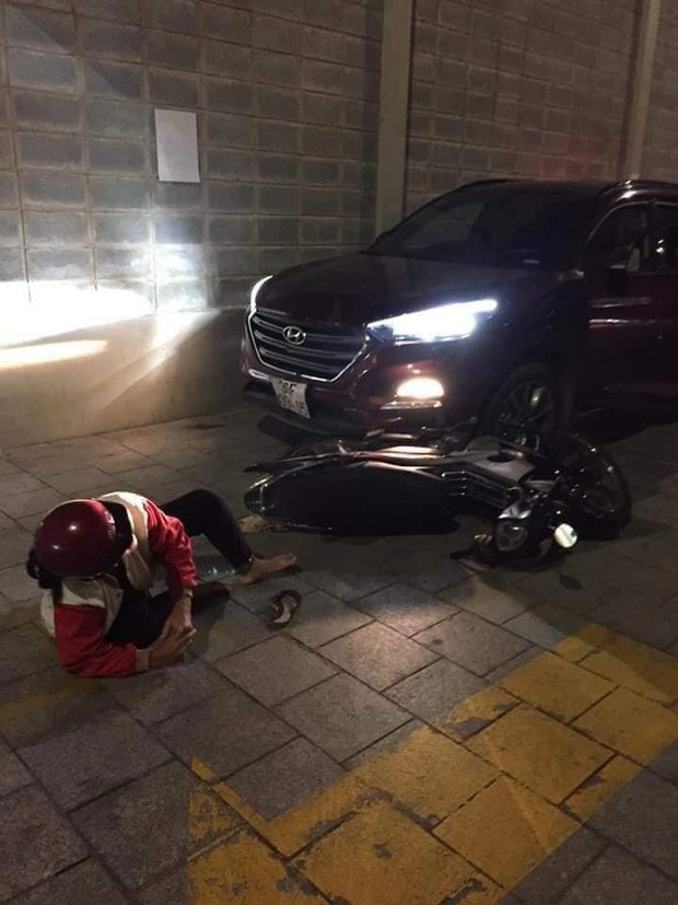 Thanh niên lái ô tô đâm gục 2 vợ chồng lớn tuổi vì bị con trai nạn nhân đâm trọng thương tại chung cư ở Sài Gòn-1