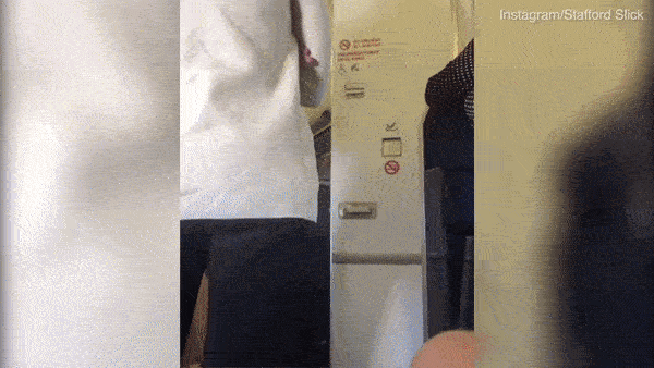 Cặp đôi làm chuyện ấy trong nhà vệ sinh máy bay khiến nhiều hành khách phải chờ đợi, lúc bước ra xấu hổ không dám nhìn ai-1