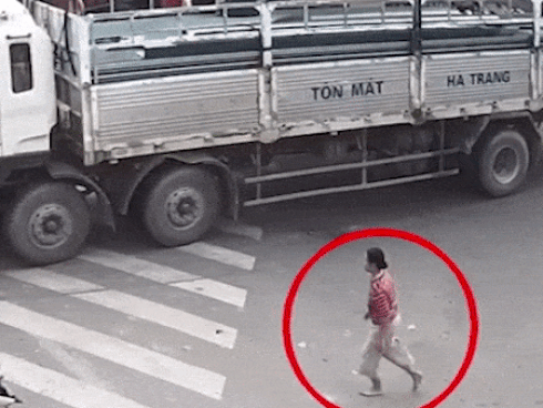 Rẽ không quan sát, xe con suýt bị xe ben đè bẹp-1