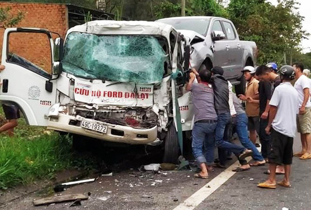 Xe cứu hộ tông xe tải, tài xế bị kẹt trong ca bin gãy nát 2 chân-1