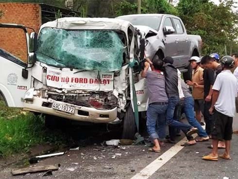 Xe cứu hộ tông xe tải, tài xế bị kẹt trong ca bin gãy nát 2 chân