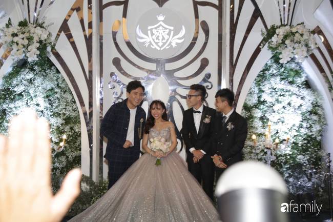 Dàn khách mời cực khủng với Trấn Thành làm MC, đại gia Phan Thành, Ưng Hoàng Phúc,... đều đến chúc mừng ái nữ Minh Nhựa-2