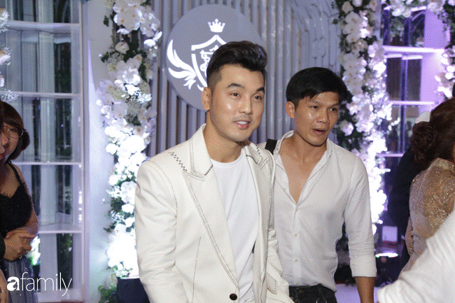 Dàn khách mời cực khủng với Trấn Thành làm MC, đại gia Phan Thành, Ưng Hoàng Phúc,... đều đến chúc mừng ái nữ Minh Nhựa-3