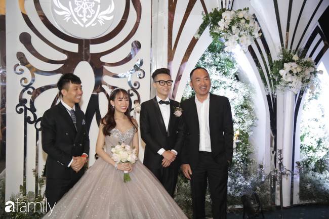 Dàn khách mời cực khủng với Trấn Thành làm MC, đại gia Phan Thành, Ưng Hoàng Phúc,... đều đến chúc mừng ái nữ Minh Nhựa-8