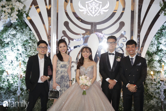 Dàn khách mời cực khủng với Trấn Thành làm MC, đại gia Phan Thành, Ưng Hoàng Phúc,... đều đến chúc mừng ái nữ Minh Nhựa-9