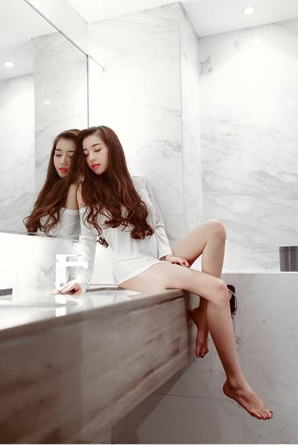 Mỹ nhân Việt mặc sơ mi trắng buông cúc khoe vòng 1 gợi cảm triệt để-2