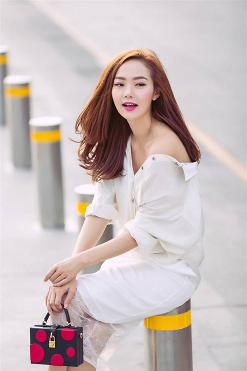 Mỹ nhân Việt mặc sơ mi trắng buông cúc khoe vòng 1 gợi cảm triệt để-10