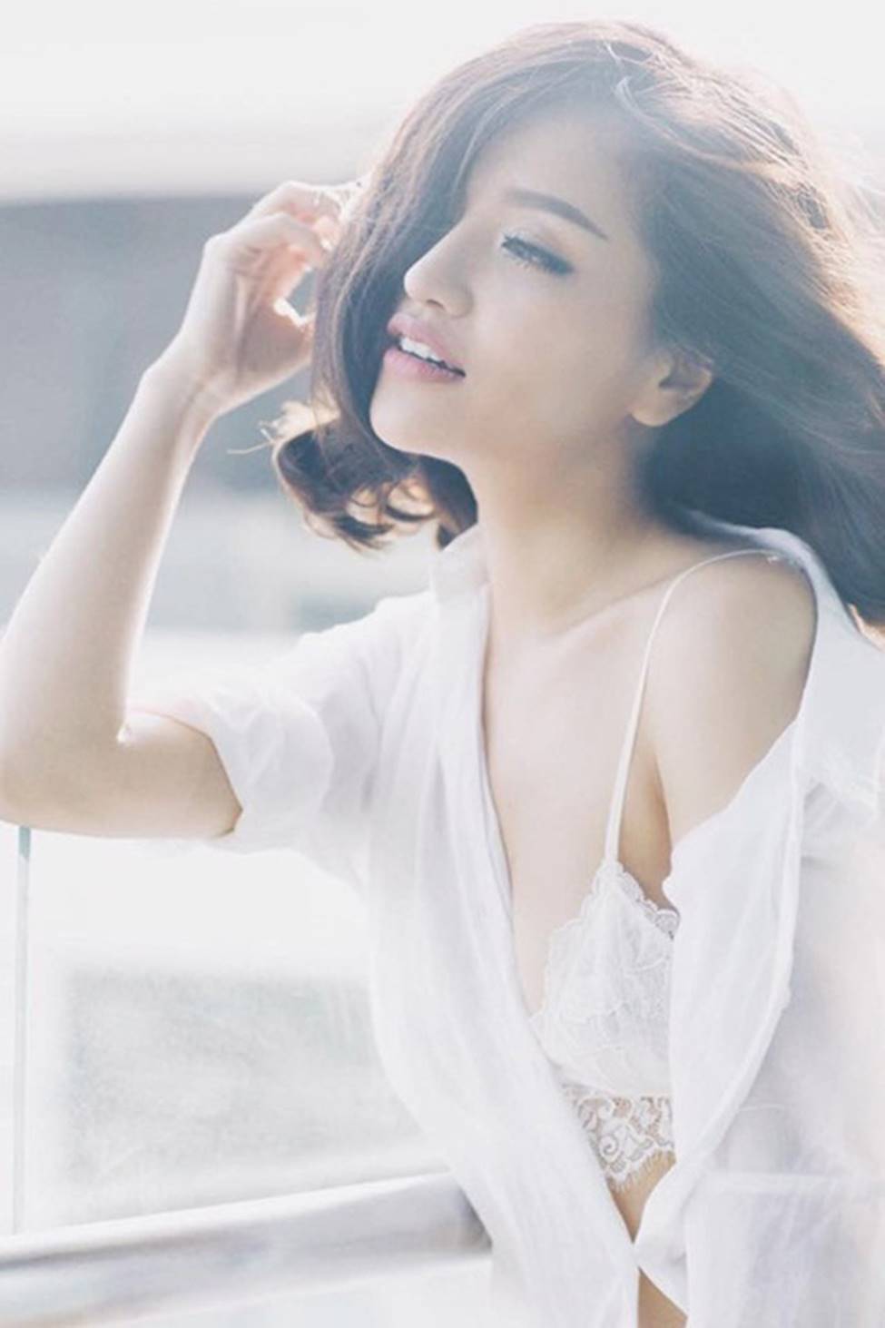 Mỹ nhân Việt mặc sơ mi trắng buông cúc khoe vòng 1 gợi cảm triệt để-11