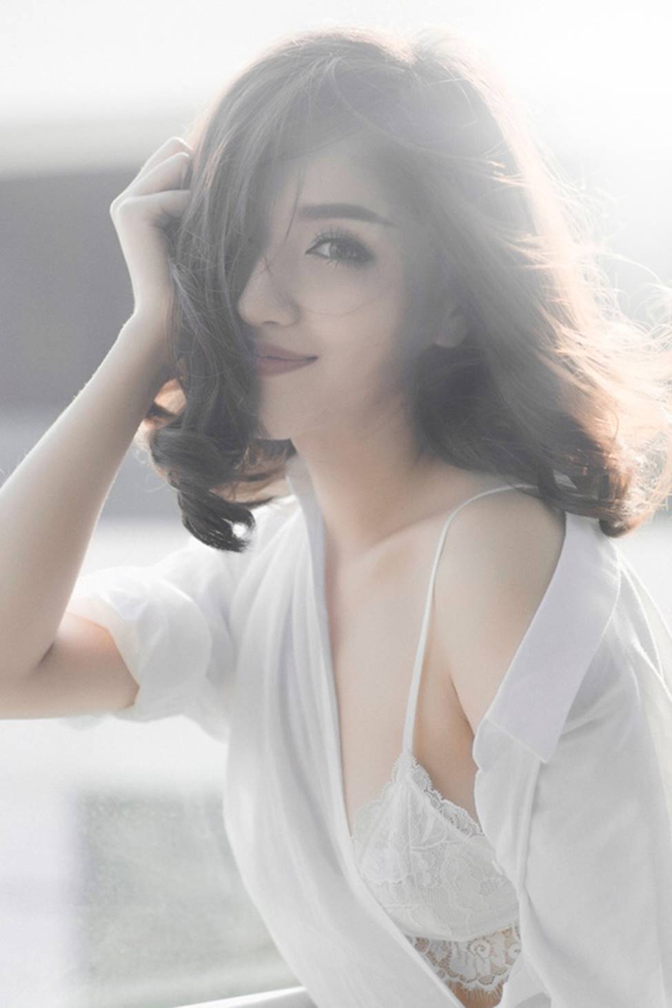 Mỹ nhân Việt mặc sơ mi trắng buông cúc khoe vòng 1 gợi cảm triệt để-12