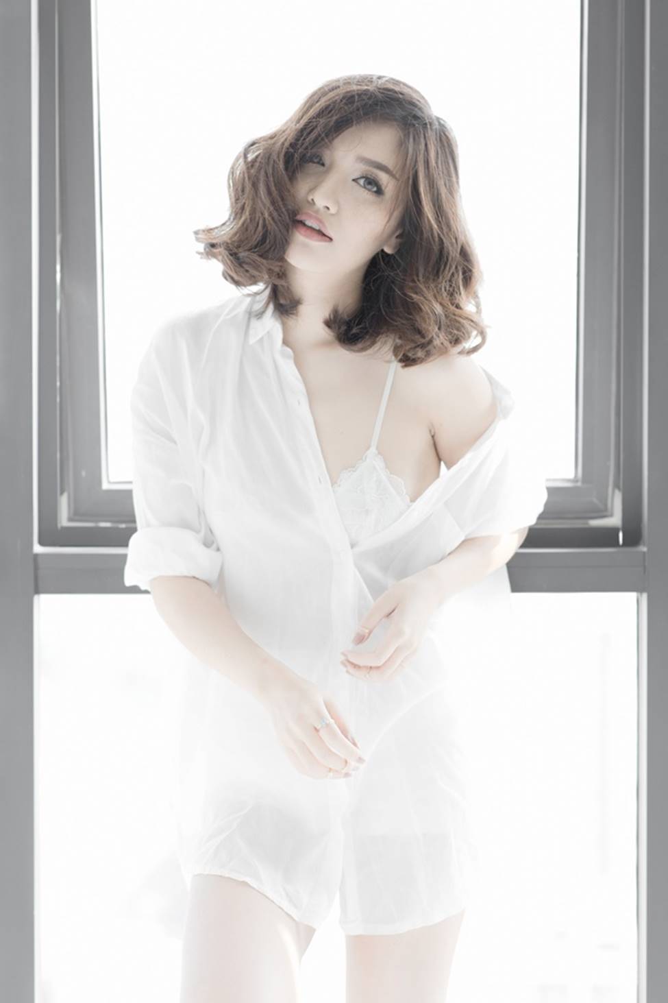Mỹ nhân Việt mặc sơ mi trắng buông cúc khoe vòng 1 gợi cảm triệt để-13