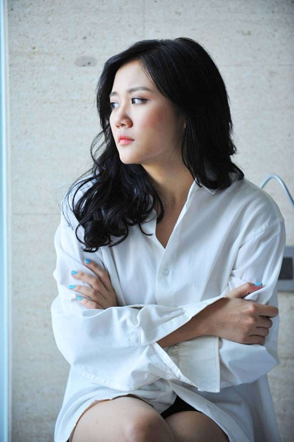 Mỹ nhân Việt mặc sơ mi trắng buông cúc khoe vòng 1 gợi cảm triệt để-16