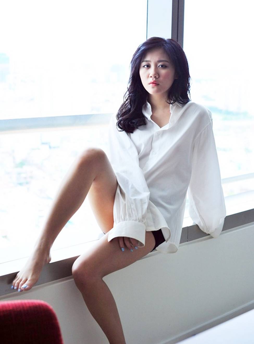 Mỹ nhân Việt mặc sơ mi trắng buông cúc khoe vòng 1 gợi cảm triệt để-17