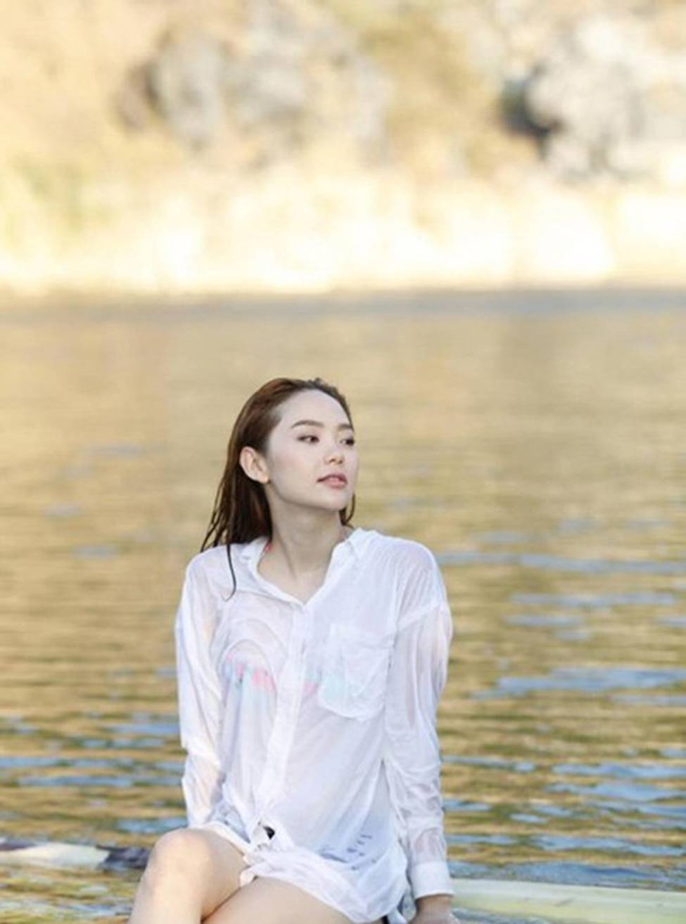 Mỹ nhân Việt mặc sơ mi trắng buông cúc khoe vòng 1 gợi cảm triệt để-8