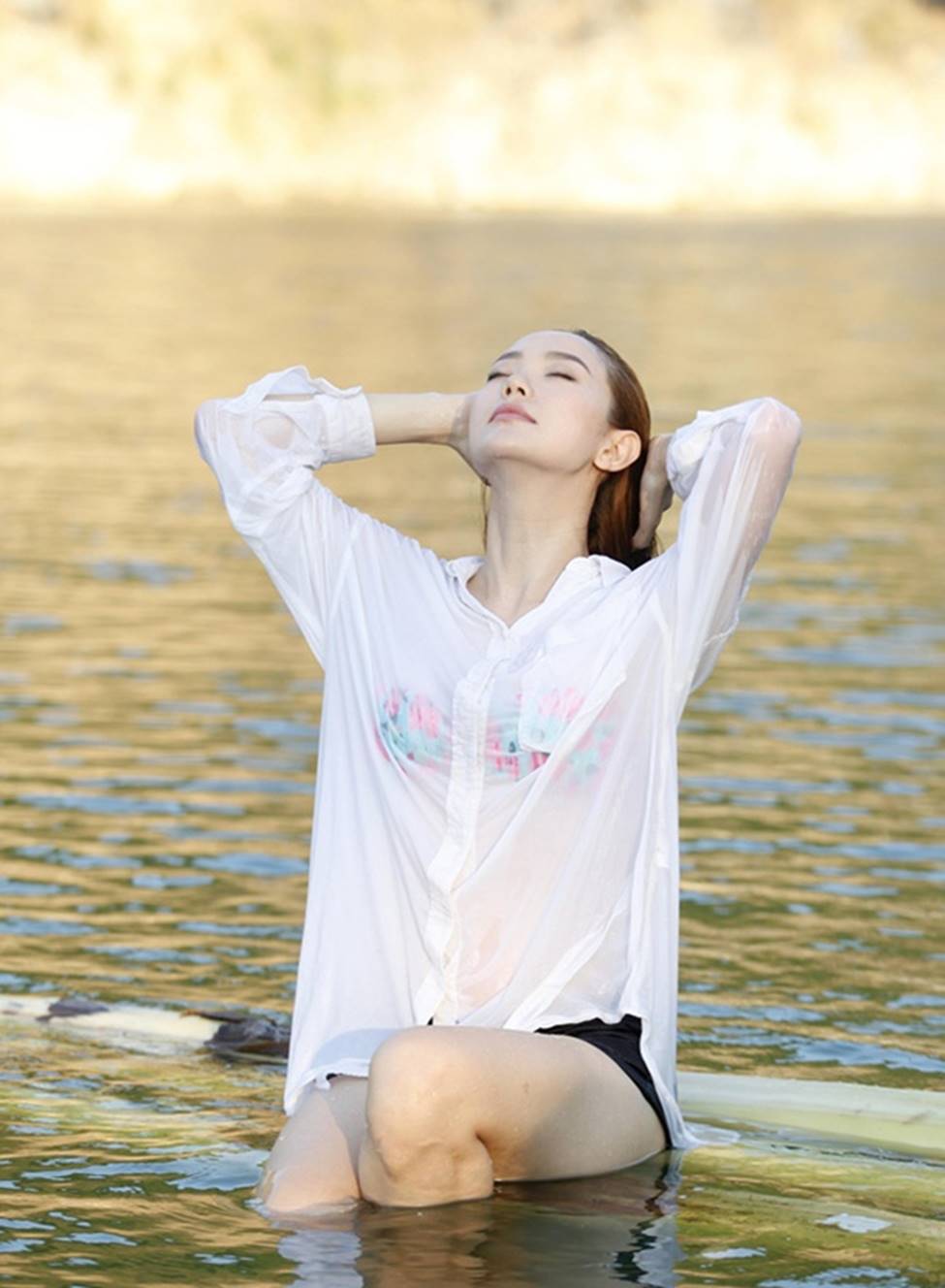 Mỹ nhân Việt mặc sơ mi trắng buông cúc khoe vòng 1 gợi cảm triệt để-9