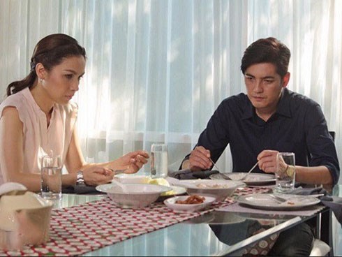 Đưa bồ nhí đi ăn nhà hàng sang chảnh, anh chồng tiếc của mang đồ thừa về cho vợ con và phản ứng của vợ khiến anh “sáng mắt”