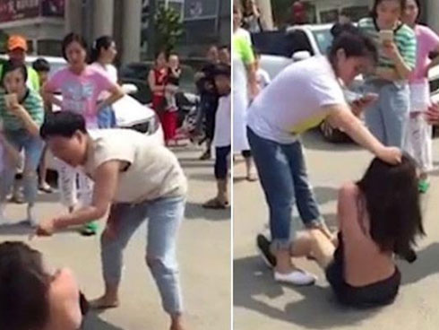 Bắt quả tang chồng chở bồ nhí, vợ chặn xe níu kéo nhưng bị hất phũ phàng, nhan sắc chính thê mới gây bất ngờ-2