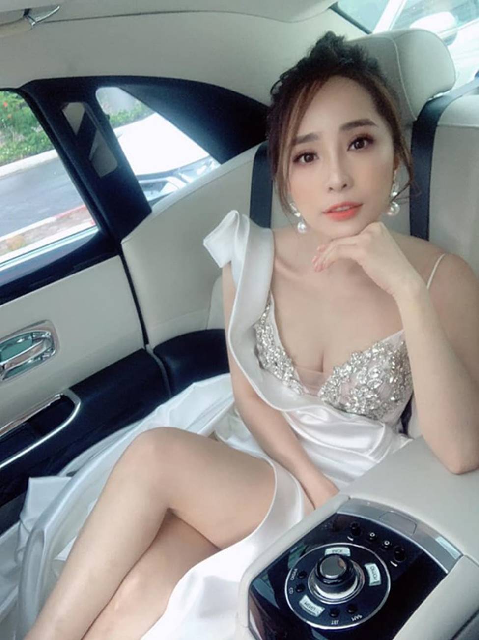 Sao nữ Việt sau ly hôn: Cá sấu chúa Quỳnh Nga có táo bạo nhất?-10