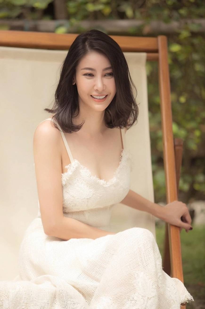 Hoa hậu Hà Kiều Anh chào đón ngày mới với loạt hình gam trắng ngọt ngào-1