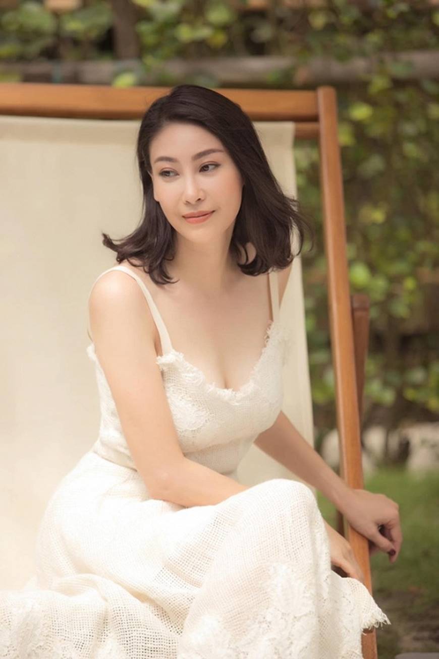Hoa hậu Hà Kiều Anh chào đón ngày mới với loạt hình gam trắng ngọt ngào-2