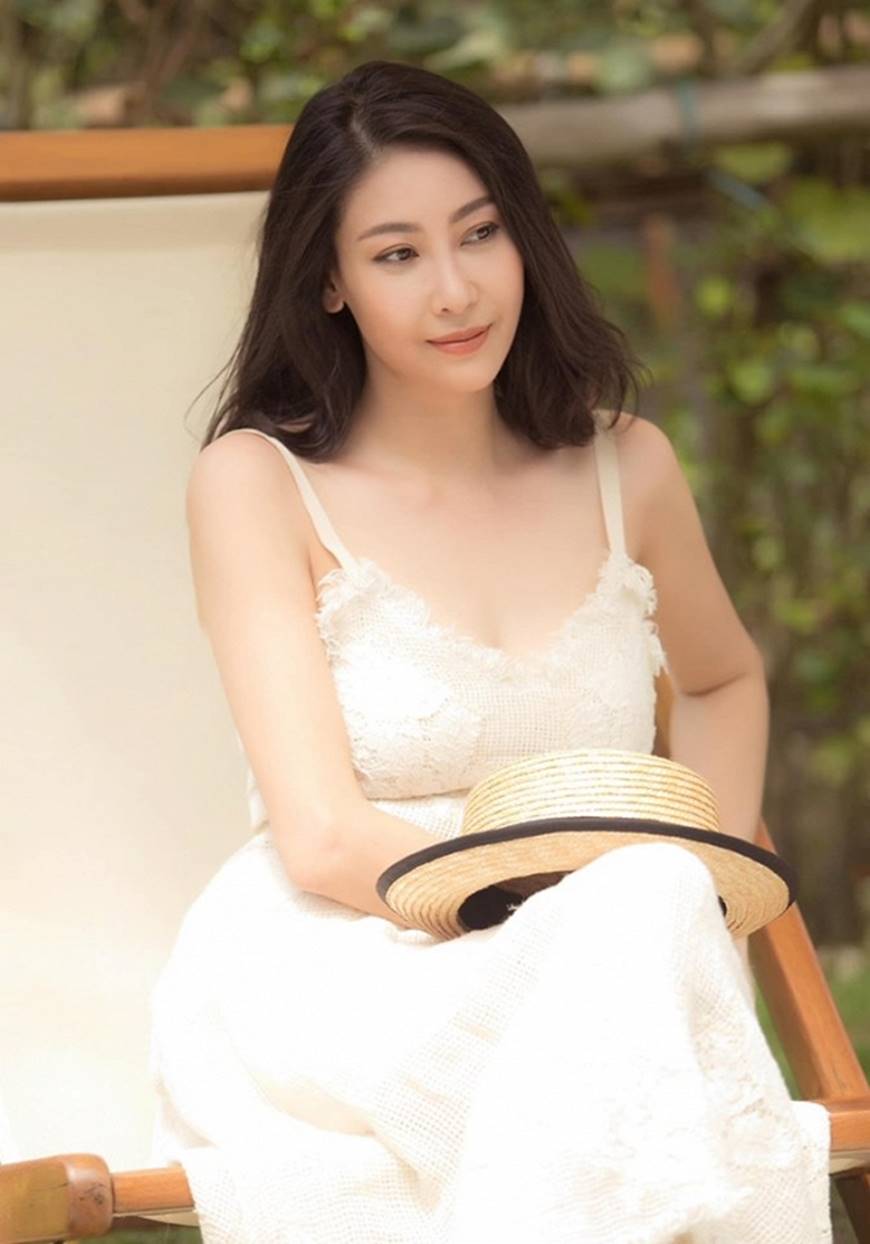 Hoa hậu Hà Kiều Anh chào đón ngày mới với loạt hình gam trắng ngọt ngào-11