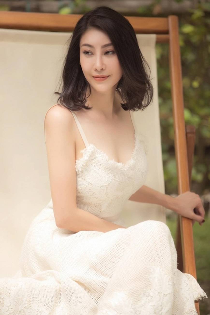 Hoa hậu Hà Kiều Anh chào đón ngày mới với loạt hình gam trắng ngọt ngào-3