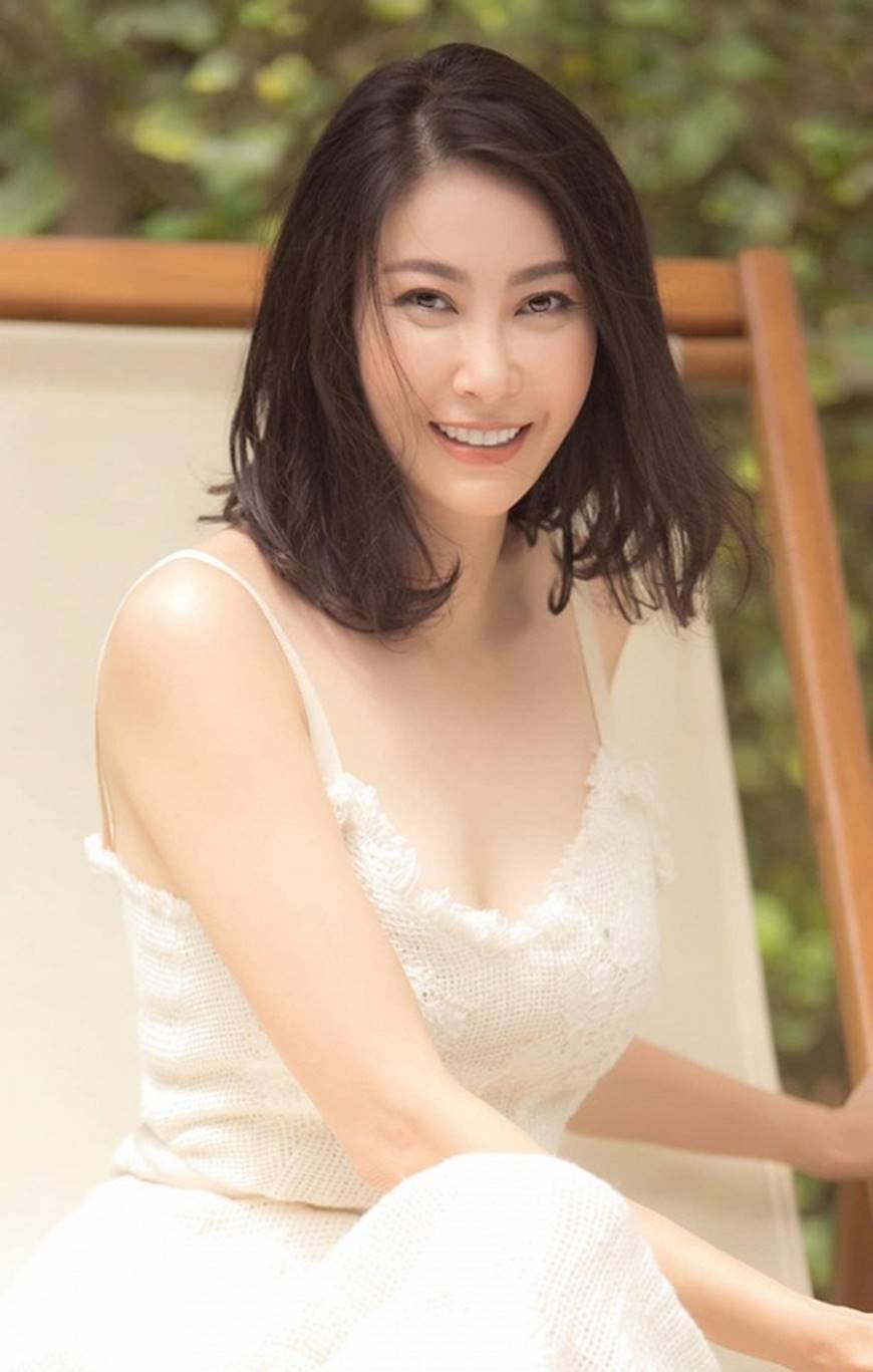 Hoa hậu Hà Kiều Anh chào đón ngày mới với loạt hình gam trắng ngọt ngào-4