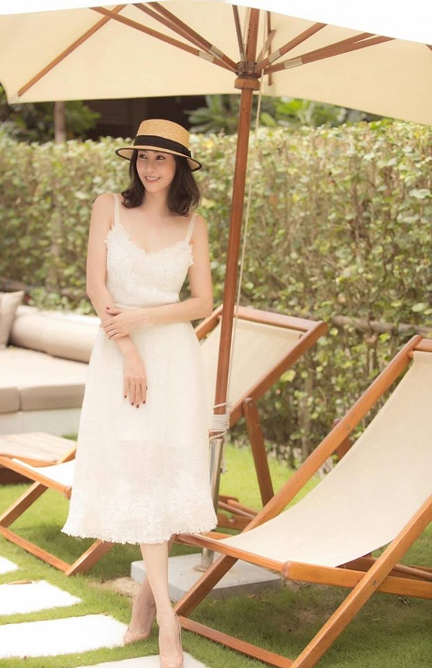 Hoa hậu Hà Kiều Anh chào đón ngày mới với loạt hình gam trắng ngọt ngào-9