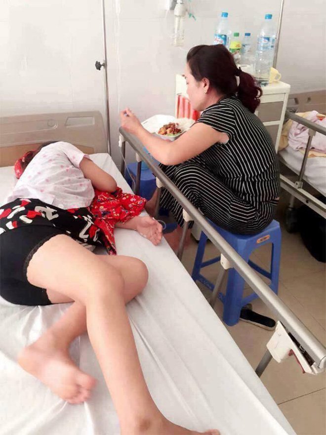 Bức ảnh mẹ chồng chăm con dâu trong viện cùng lời tâm sự | Tin tức Online