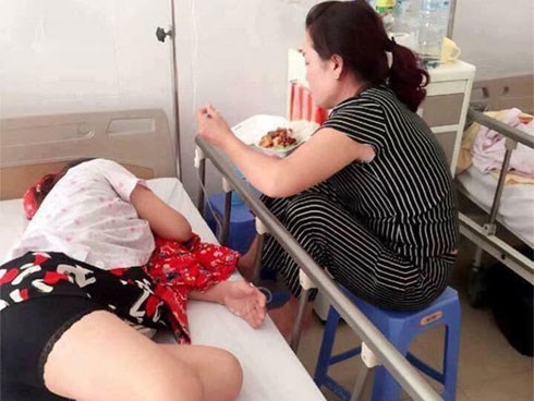 Bức ảnh mẹ chồng chăm con dâu trong viện cùng lời tâm sự khiến MXH 