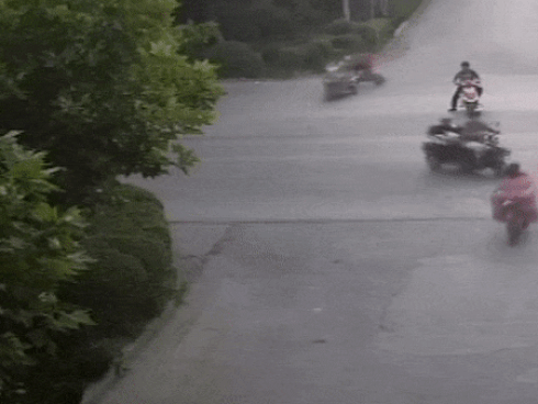 Không giảm tốc độ khi ôm cua, xe ben suýt đè người phụ nữ