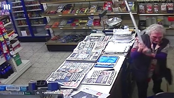 Kẻ cướp gặp bà già ngoài đời thực: Chưa kịp kiếm chác, tên cướp bị cụ già gân U90 dùng gậy đánh chạy mất dép-1