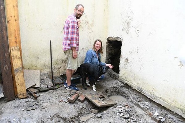 Đào vườn sửa nhà, cặp vợ chồng phát hiện điều lạ gây choáng váng bên dưới nền-1