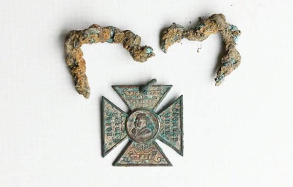 Đào vườn sửa nhà, cặp vợ chồng phát hiện điều lạ gây choáng váng bên dưới nền-4