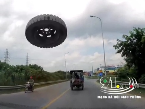 Ngồi chơi điện thoại trong nhà, thanh niên bất ngờ bị lốp xe bay trúng-1