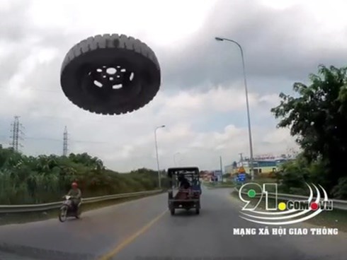 Xe con đang phóng vù vù trên đường, tự nhiên một chiếc lốp bay tới đập vỡ kính