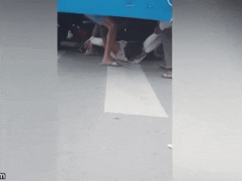 Giải cứu thanh niên đi xe máy bị container 