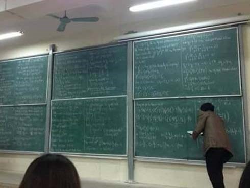 Ngày đầu đi học đã gặp cảnh tượng 6 bảng đen full kín chữ, tân sinh viên Bách khoa than thở: 