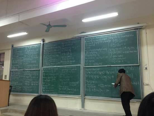 Ngày đầu đi học đã gặp cảnh tượng 6 bảng đen full kín chữ, tân sinh viên Bách khoa than thở: Đi học hết mình, chép bài hết hồn-1