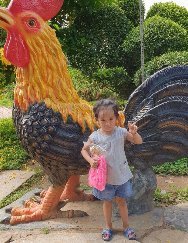 Ăn 5 chiếc bánh xèo, người phụ nữ để lại đứa con 3 tuổi cho chủ quán-3