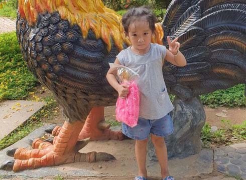 Ăn 5 chiếc bánh xèo, người phụ nữ để lại đứa con 3 tuổi cho chủ quán