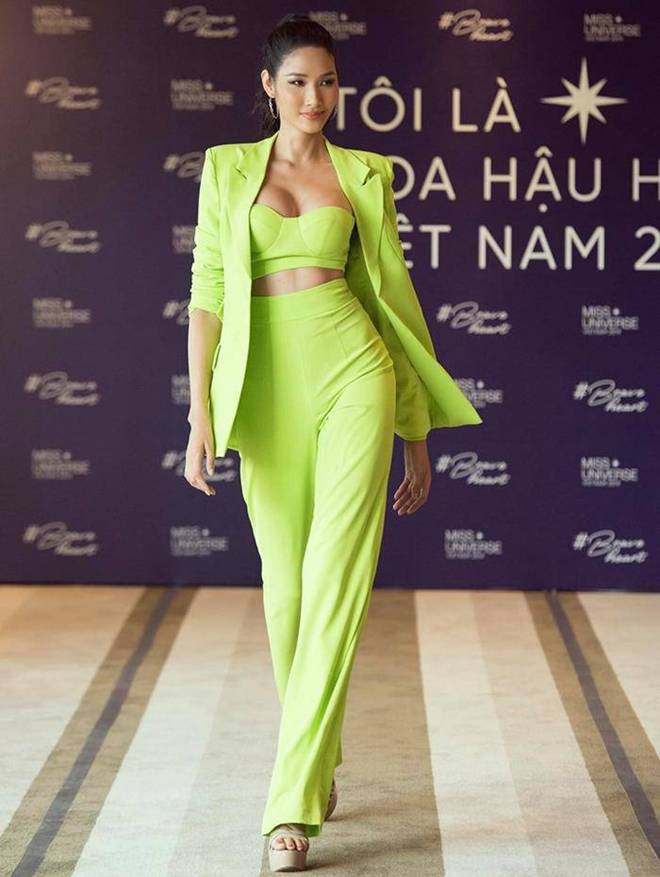 Chăm mặc gam màu xa lánh” từng làm bao mỹ nhân ê chề, vậy mà Hoàng Thuỳ vẫn đẳng cấp-4