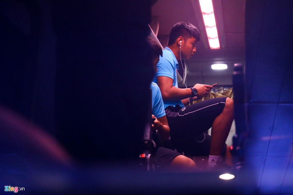 Thủ môn U22 Việt Nam suýt bị bỏ lại ở sân bay Nội Bài-2