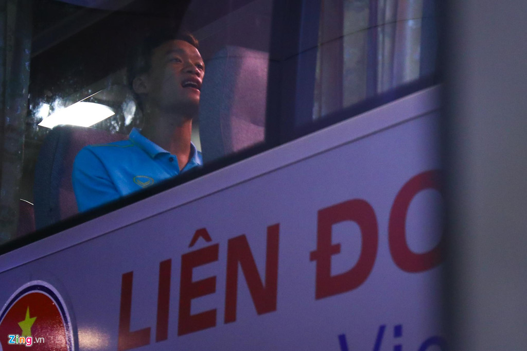 Thủ môn U22 Việt Nam suýt bị bỏ lại ở sân bay Nội Bài-3